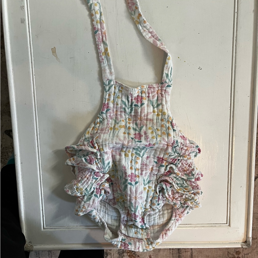 Adorable muslin onesie w ruffles